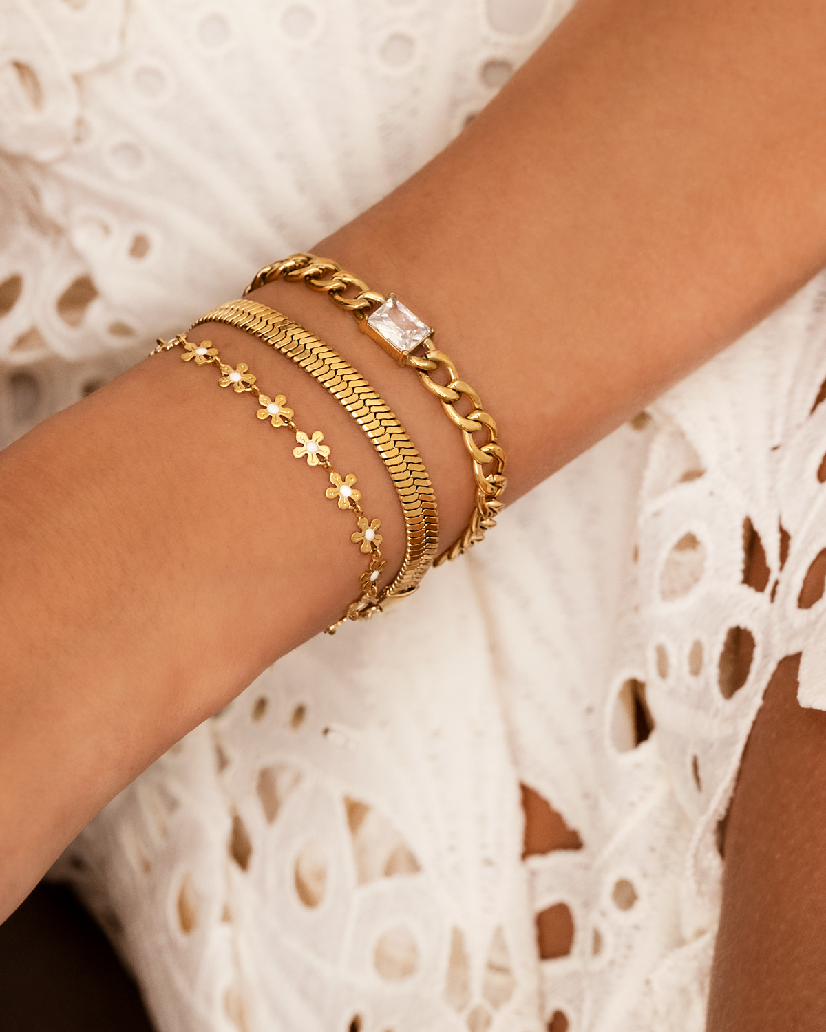 flower bracelet met witte details 