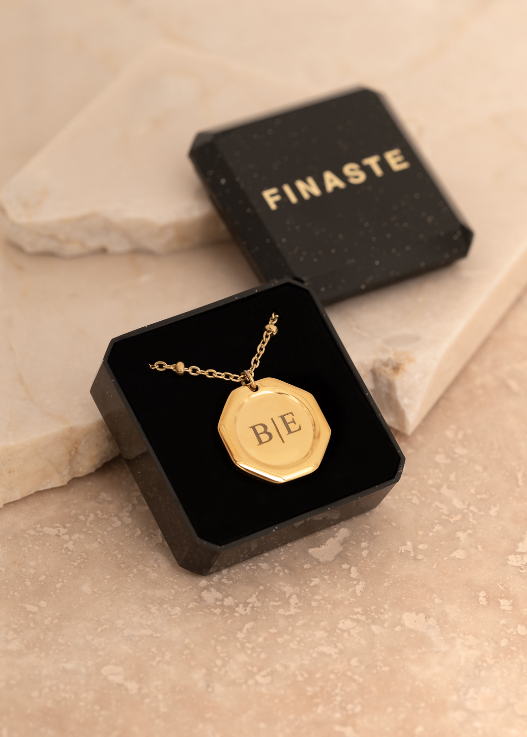 gouden ketting met initialen in sieradendoosje