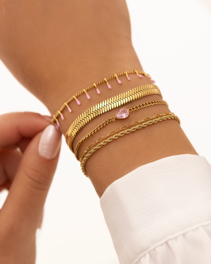 gouden armparty met bedels 