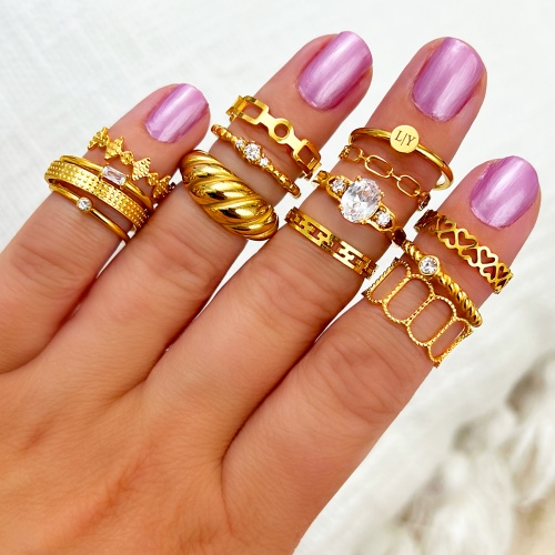 gouden-ringen-om-vingers-met-roze-nagels-578x578