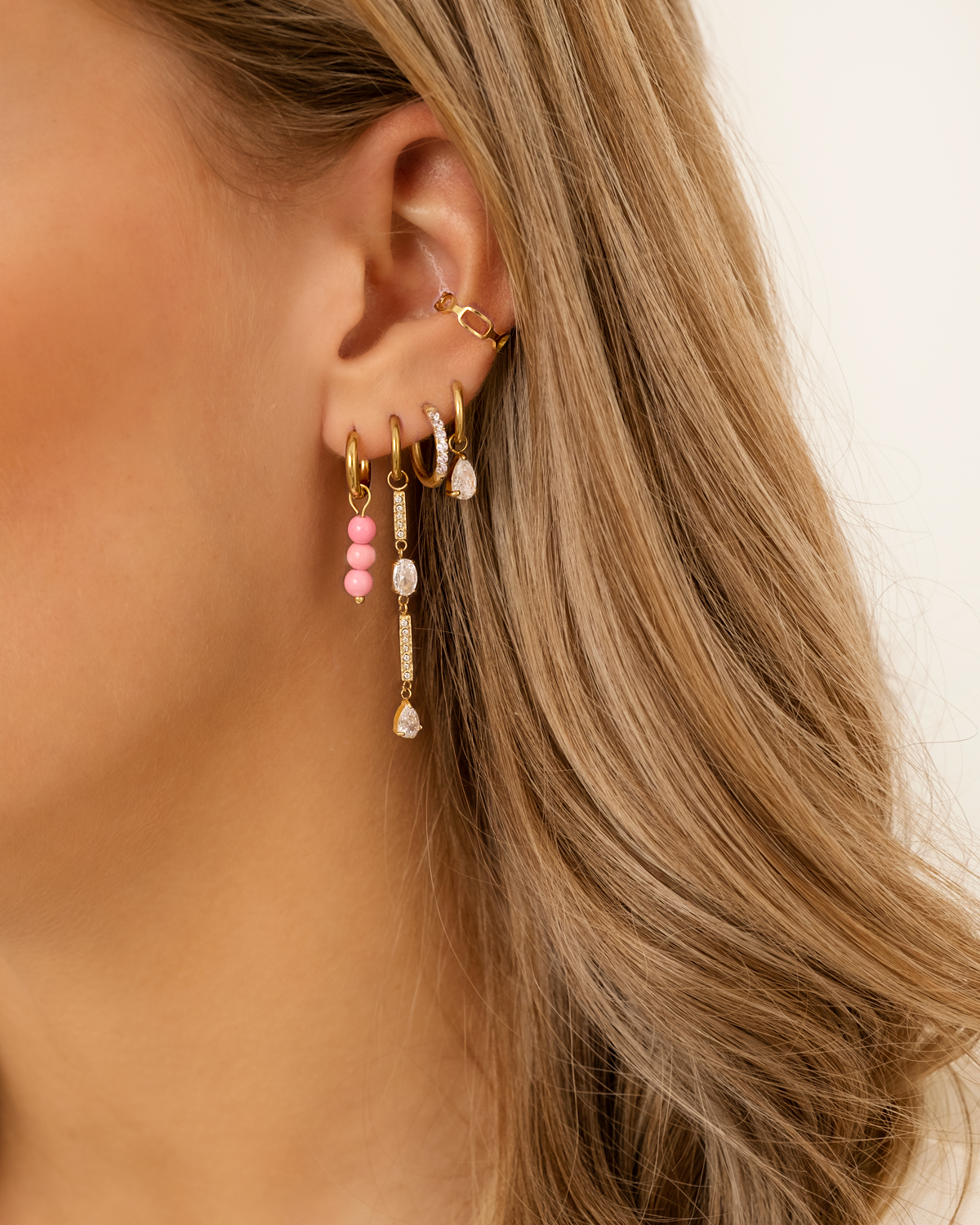 earparty met gekleurde oorbellen roze