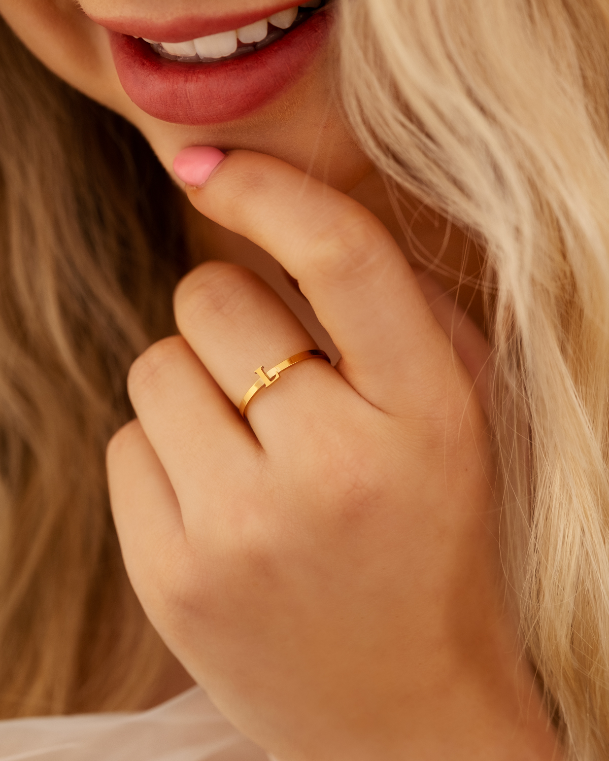 Model draagt ring met initiaal
